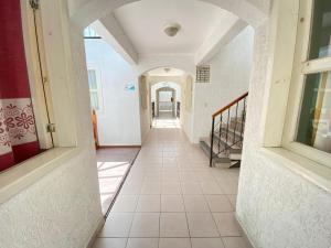 聖克里斯托瓦爾－德拉斯卡薩斯的住宿－Hotel Dulce Luna，房屋的走廊,铺有瓷砖地板