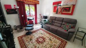 sala de estar con sofá y alfombra en Apartamento Tavira, en Tavira