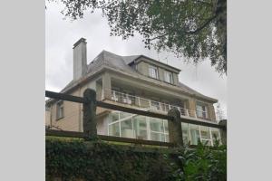 Cette grande maison dispose d'une terrasse couverte. dans l'établissement Résidence du Bois Chasson, à Vire