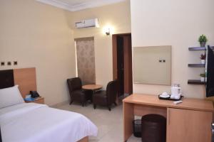 Postel nebo postele na pokoji v ubytování AYAAKAJE GUEST HOUSE