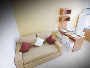 een model van een woonkamer met een bank en een tafel bij Resort Caldas Novas - Encontro das Águas in Caldas Novas