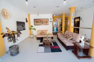 sala de estar con sofá y mesa en Ayenda Apart La Hacienda, en Piura