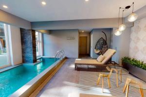 a pool in a living room with a couch and a table at Ideal para parejas, 1 ambiente in Pucón