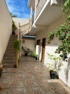 einen Innenhof eines Hauses mit Treppen und Topfpflanzen in der Unterkunft Casa Nice Trancoso in Trancoso