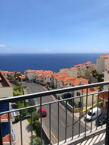 een balkon met uitzicht op de stad en de oceaan bij Andrade Blue in Caniço