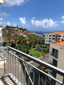 Vom Balkon eines Apartments genießen Sie Meerblick. in der Unterkunft Andrade Blue in Caniço