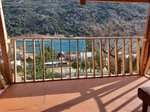 Puerto BertrandBona Vista的海景阳台