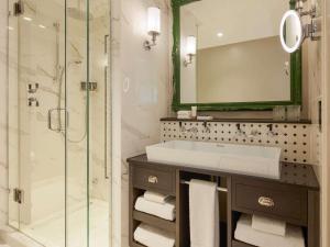 
Ett badrum på Mondrian London Shoreditch
