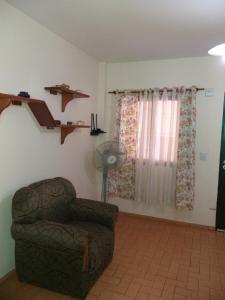 ein Wohnzimmer mit einem Sofa und einem Fenster in der Unterkunft Departamento 3A in Puerto Iguazú
