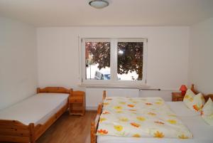 ブラウンラーゲにあるFerienwohnung Nitzschkeのベッドルーム1室(ベッド2台、窓付)