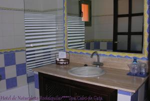 Koupelna v ubytování Hotel de Naturaleza Rodalquilar & Spa Cabo de Gata