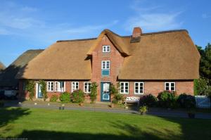 a large red brick house with a thatched roof at Emes Stuuv in Oevenum