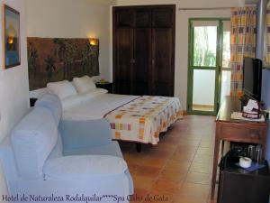 Postel nebo postele na pokoji v ubytování Hotel de Naturaleza Rodalquilar & Spa Cabo de Gata