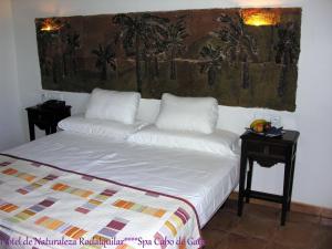 Postel nebo postele na pokoji v ubytování Hotel de Naturaleza Rodalquilar & Spa Cabo de Gata