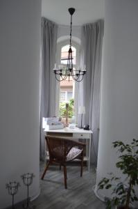 een kamer met een bureau, een stoel en een raam bij "Villa am NOK" in Rendsburg