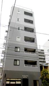 un edificio de apartamentos con ventanas en Corea en KYU KYU HOTEL, en Tokio