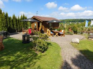 Casa con patio con mesa y sombrilla en Hotel & Pension Haus Dewenter, en Lichtenau
