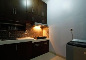 Dapur atau dapur kecil di Naura Guest House