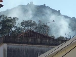 una casa con humo saliendo de una montaña en Casa de Hospedes D. Maria Parreirinha, en Sintra