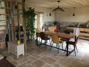 cocina y comedor con mesa y sillas en Jolie maison en Périgord Vert, en Nantheuil