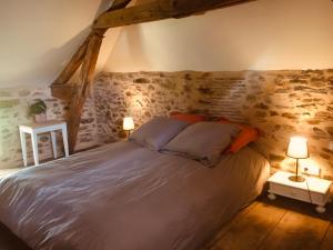 um quarto com uma cama grande e 2 candeeiros em Jolie maison en Périgord Vert em Nantheuil