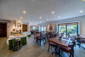 Un restaurante con mesas y sillas en una sala. en laden hotel bodrum, en Bodrum City