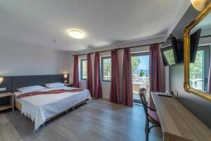 Un dormitorio con una cama y una ventana grande en laden hotel bodrum, en Bodrum City 39 fotos más