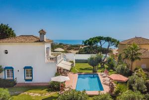 Bazén v ubytování Casa Linda Great Located Beach House in Marbella nebo v jeho okolí
