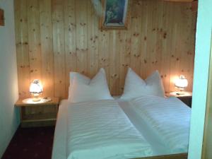 Llit o llits en una habitació de Gasthof Ochsalm