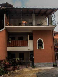 ein Haus mit einem Balkon mit zwei Stühlen darauf in der Unterkunft La terrazza in Giaveno