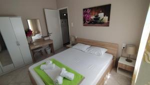 Postel nebo postele na pokoji v ubytování Nikos, Old Kalabaka Apartment