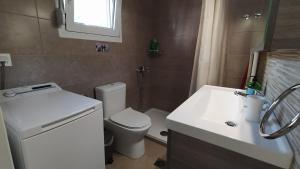 Koupelna v ubytování Nikos, Old Kalabaka Apartment + 19 fotografií