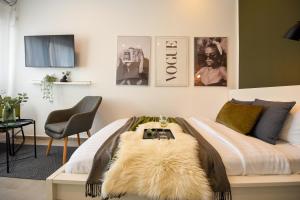 una camera da letto con un letto con un tavolo e una sedia di Classy Comfort - Chic Studio on Regina Elisabeta a Bucarest