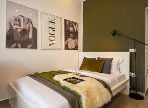 una camera da letto con un letto e un tavolo sopra di Classy Comfort - Chic Studio on Regina Elisabeta a Bucarest