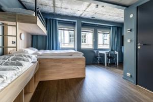 een slaapkamer met 2 stapelbedden en een tafel bij Hotell Arendal in Arendal