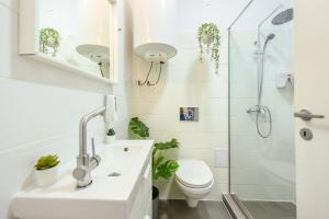 un bagno con lavandino, WC e doccia di Classy Comfort - Chic Studio on Regina Elisabeta a Bucarest Altre 16 foto