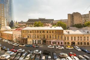 una strada cittadina con auto parcheggiate in un parcheggio di Classy Comfort - Chic Studio on Regina Elisabeta a Bucarest