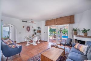 Posezení v ubytování Casa Linda Great Located Beach House in Marbella