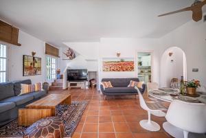 Posezení v ubytování Casa Linda Great Located Beach House in Marbella