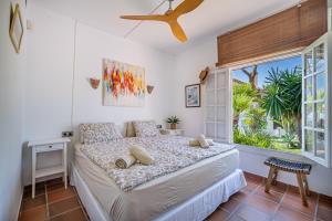 Postel nebo postele na pokoji v ubytování Casa Linda Great Located Beach House in Marbella
