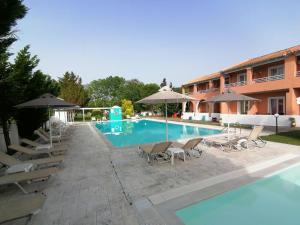 A piscina localizada em Sausan Hotel ou nos arredores