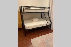Двухъярусная кровать или двухъярусные кровати в номере Coolbardie House