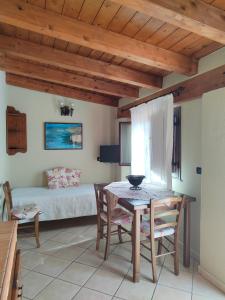 een eetkamer met een tafel en stoelen en een bed bij Appartamenti La Risacca in Lampedusa +27 foto's