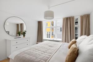 Postel nebo postele na pokoji v ubytování Sanders Regent - Popular Three-Bedroom Apartment Near Central Square