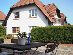 a picnic table in front of a house at Kranichrast 1 Whg 4 in Zingst