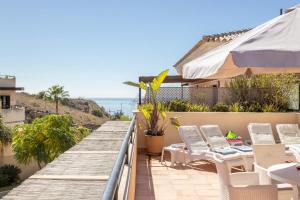 a balcony with chairs and a view of the ocean at Brisas de Almayate in Almayate Alto