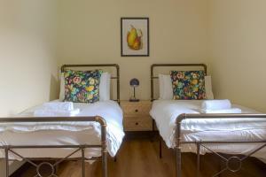 Postel nebo postele na pokoji v ubytování Holyrood New Apartment