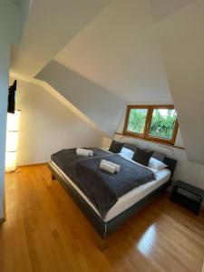 ein Schlafzimmer mit einem großen Bett im Dachgeschoss in der Unterkunft undertheroof at in Salzburg