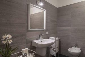 Kúpeľňa v ubytovaní Palazzo Tergesteo Tirabora Suite Apartments