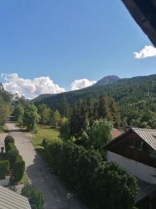 Blick auf eine Straße mit Bergen im Hintergrund in der Unterkunft LES MOULINS DE LA GUISANE in La Salle Les Alpes